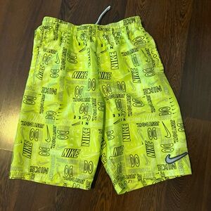 Boys Nike swim trunks size XL (Cart D-120)
